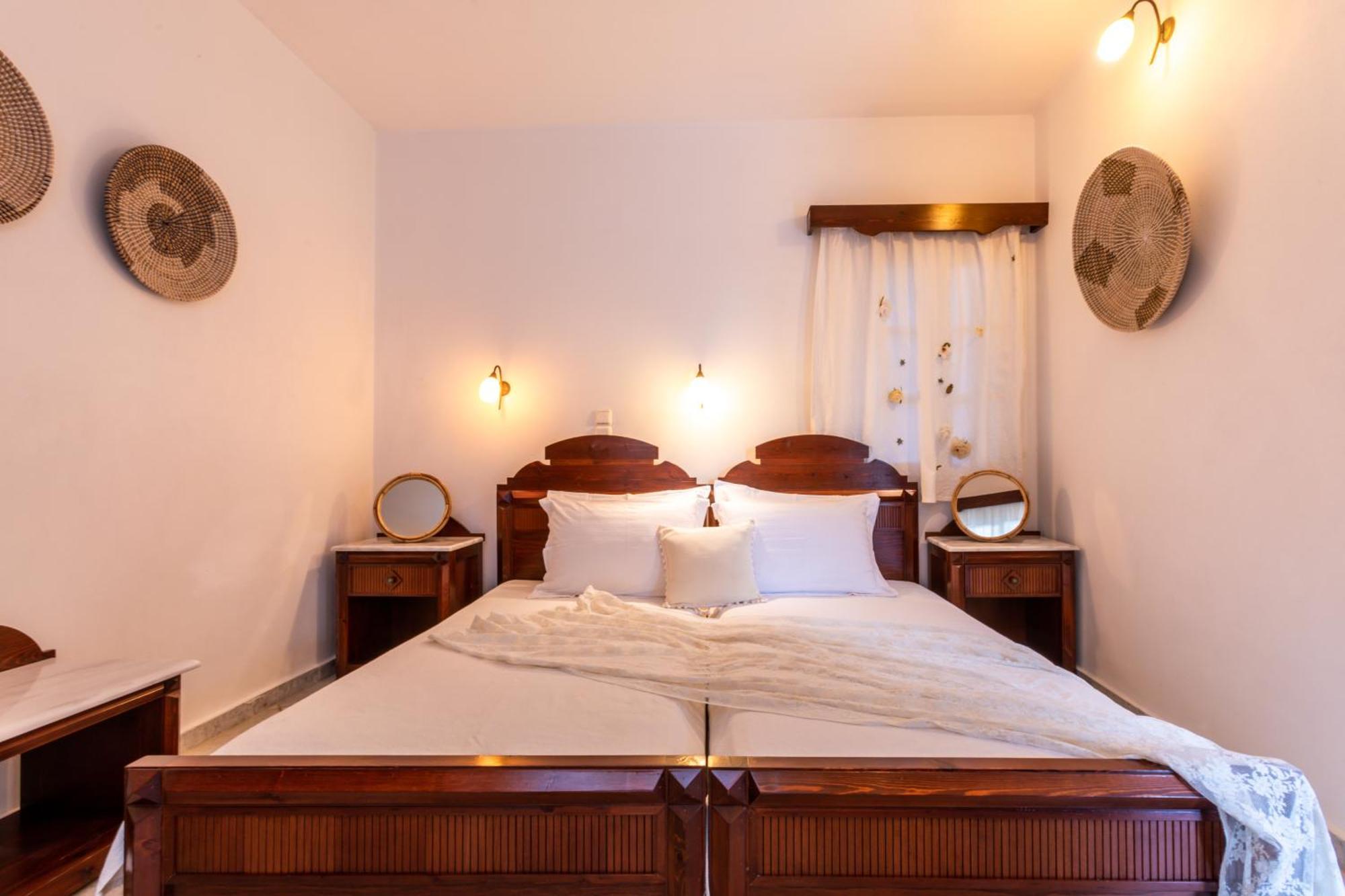 Sunrock Suites Stelida  Ngoại thất bức ảnh