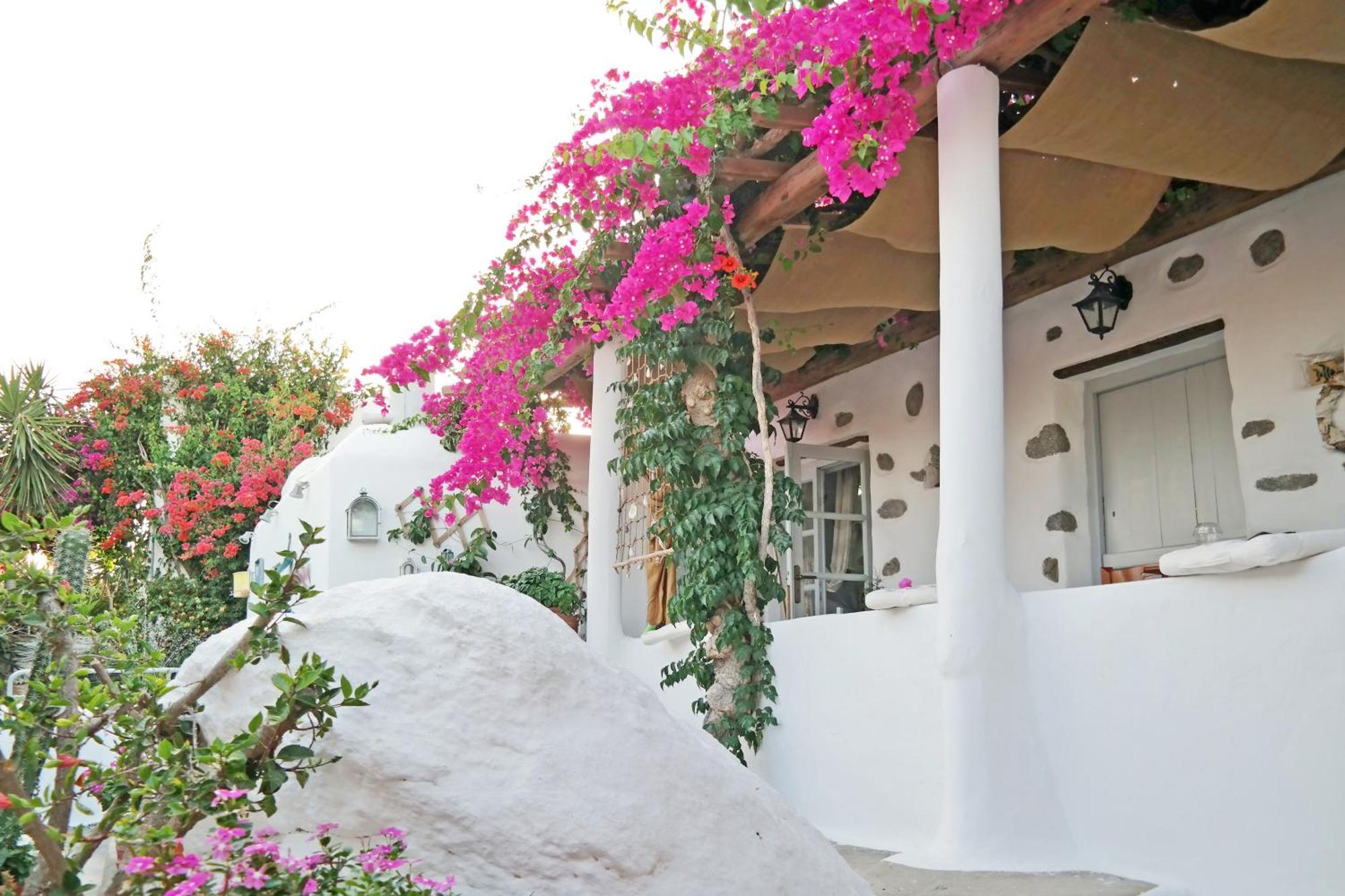 Sunrock Suites Stelida  Ngoại thất bức ảnh